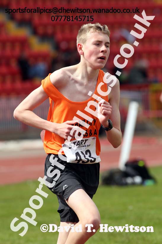 Mens under-17s 3000 metres, North Eastern Track and Field Champs, Gateshead Stadium. Photo: David T. Hewitson/Sports for All Pics